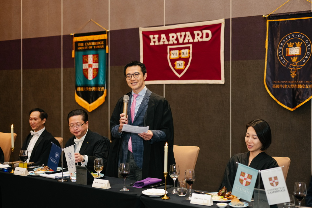 Chengwei Liu speaking at an Oxbridge-Harvard alumni event